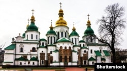 Собор Святої Софії в Києві збудований в 11-му столітті. Його хотіли підірвати більшовики в 1930-х роках, а зараз українська і світова святиня знову в небезпеці через бойовоі дії і обстріли Києва з боку російських військ