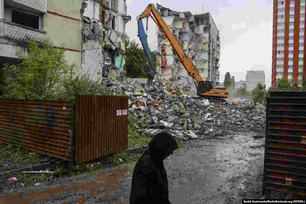 Чоловік прийшов востаннє подивитися на будинок, в якому жив – незабаром зруйновану Росією багатоповерхівку демонтують