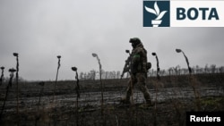 Një ushtar ukrainas patrullon një pozicion në vijën e frontit pranë Pokrovskut në rajonin e Donjeckut, Ukrainë, 20 nëntor.