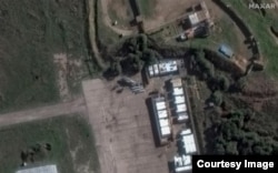 Вертолеты, разобранные для транспортировки на авиабазе Хмеймим в Латакии, Сирия, 13 декабря. Источник: Спутниковый снимок ©2024 Maxar Technologies