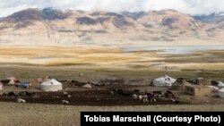 Ак Жылгадагы Абдилханботонун конушу. Тобиас Маршаллдын сүрөтү, 2016-жыл.