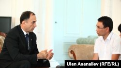 Тажикстандын вице-премьер-министри Азим Иброгим "Азаттыктын" кабарчысы Бакыт Асановдун суроолоруна жооп берип жатат. Бишкек, 29-август, 2014.