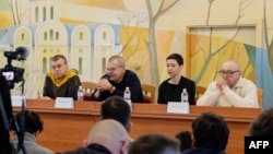 Беларусь түрмесінен бостандыққа шыққан (оңнан солға қарай) Александр Федута, Мария Колесникова, Виктор Бабарико және Владимир Лабкович баспасөз мәслихатын өткізіп отыр. Украина, 14 желтоқсан, 2025 жыл.