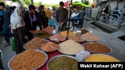 میوه های خشک رنگارنگ در انتظار خریداران اند