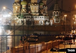Nemtsov's covdered body on the bridge near the Kremlin where he was shot and killed