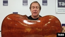 Directorul artistic al Filarmonicii din St. Petersburg, Serghei Roldughin, își prezintă violoncelul Stradivari (1732) într-o conferință de presă