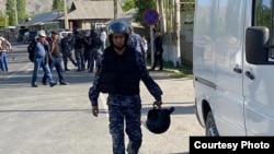 Batken sebitiniň ýerli häkimiýetleri 13,500 gyrgyzyň serhet ýakasyndaky obalardan ewakuasiýa edilendigini aýtdy. 