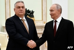 Президент Росії Володимир Путін та прем'єр-міністр Угорщини Віктор Орбан потиснули один одному руки під час зустрічі в Кремлі в Москві, Росія, 28 листопада 2025 року