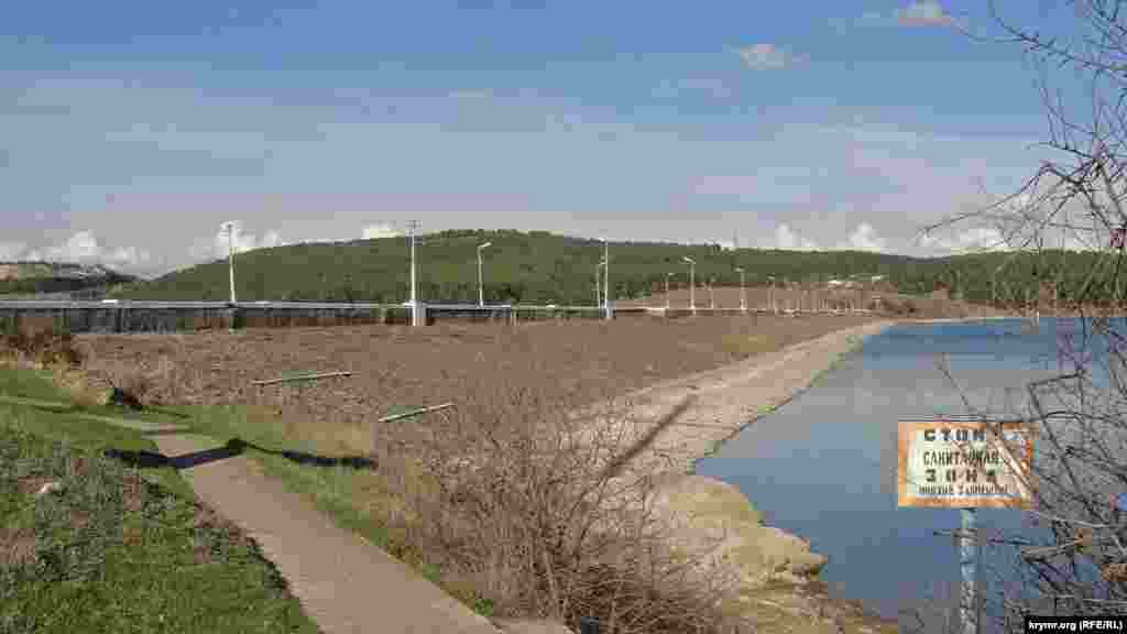 Однак тут кримчани зіткнулися з іншою проблемою: вода у водосховищі, що наповнюється річкою Салгир &ndash; неякісна. &laquo;Проблема Сімферополя, та й усього Криму в цілому, що стосується питної води, пов'язана із закриттям Північно-Кримського каналу в березні 2014 року. Через це російська влада Криму займається неконтрольованим видобутком води: бурить свердловини, що вже призводить до початку екологічного лиха. У комплексі зі зношеною мережею і недостатнім рівнем заповнення водосховищ &ndash; усе це негативно позначається на якості питної води в Криму&raquo;, &ndash; коментував український експерт Роман Остапчук