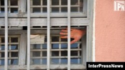 В Центр по правам человека обращаются заключенные из разных учреждений, говоря о грубом обращении со стороны сотрудников тюрьмы, требуя предоставления своевременного лечения и медикаментов