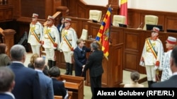 Zinaida Greceanîi i-a transmis lui Igor Grosu stindardul președintelui Parlamentului, după ce acesta a fost reales în funcția de spicher.