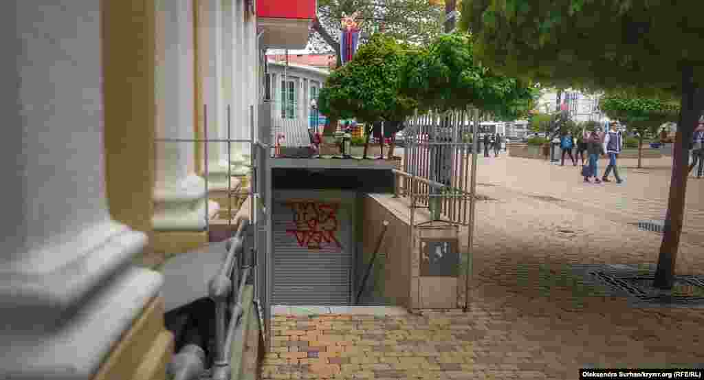 У цьому підвальному приміщенні був комп'ютерний клуб Сенцова. Пізніше він продав бізнес, щоб почати зйомки першого повнометражного фільму &laquo;Гамер&raquo;