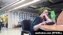 Illýustrasiýa suraty. Aşgabadyň Internet käfesinde kompýuter ulanýan zenan maşgala