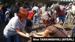 მოხალისეები გმირთა მოედანზე