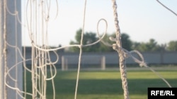 На футбольном поле команды «Спартак». Семей, 10 июня 2010 года.    