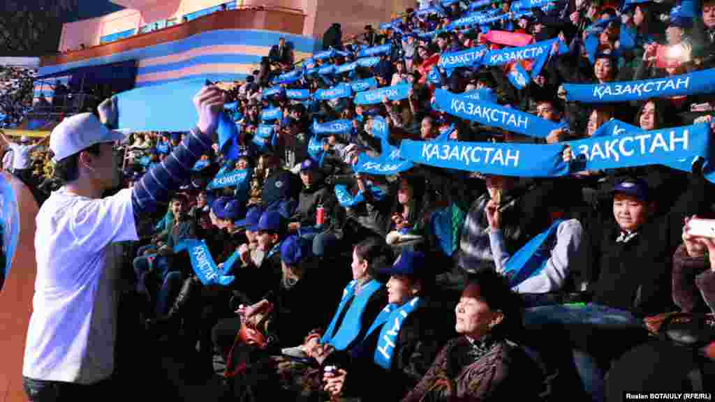 Школьники и студенты поднимают патриотические надписи. Астана, 1 декабря 2014 года.