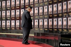 Kim Jong Un aduce un omagiu soldaților uciși în războiul Rusiei împotriva Ucrainei. Fotografie publicată pe 22 august 2025 de Agenția Centrală de Știri Coreeană (KCNA) din Coreea de Nord.