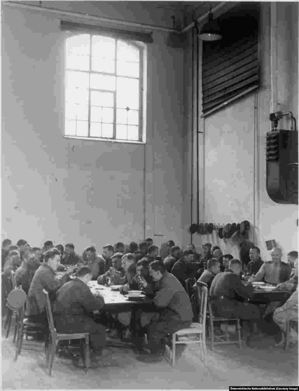 Радянські робітники за обідом на фабриці у Відні.&nbsp; Радянська військова окупація явно не припала до душі австрійцям, і східна частина Відня втратила близько 11 відсотків свого населення, яке втекло від радянського режиму 