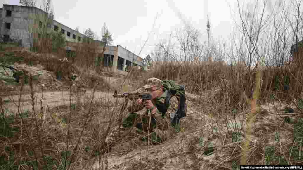 Сергій, 36 років, журналіст, в ТрО з 2019 року. &laquo;Прийшов у ТрО, щоб знати своє місце в строю, коли буде потреба. ТрО дає впевненість у тому, хто поряд із тобою тримає зброю пліч-о-пліч. Дає знання з медицини і можливість навчитися правильно поводитися зі зброєю як самому, так і в підрозділі. Це все плюси, які обов'язково дадуть змогу в бою прожити й завдати більше шкоди ворогу&raquo;