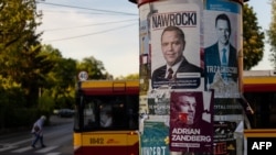 Afișe electorale la Varșovia: primarul Capitalei și membru al partidului de guvernământ Coaliția Civică din Polonia, Rafal Trzaskowski (dr.), Karol Nawrocki (stg) - candidat susținut de partidul de dreapta Lege și Justiție (PiS) din Polonia