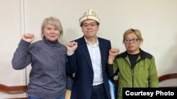 Социал-демократтар партиясынын лидери Темирлан Султанбеков, партиянын мүчөлөрү Ирина Карамушкина жана Роза Түрксевер. 2025-жылдын 9-январы.