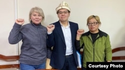 "Социал-демократтар" партиясынын лидери Темирлан Султанбеков, партиянын мүчөлөрү Ирина Карамушкина жана Роза Түрксевер. 2025-жылдын 9-январы.