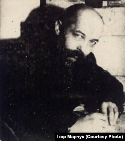 Ніл Хасевич вирізає дереворит. Світлина з архіву Ігоря Марчука