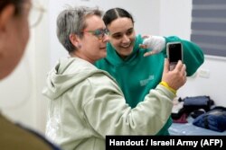 Emily Damari (28 de ani), întâmpinată de mama ei, după eliberare.