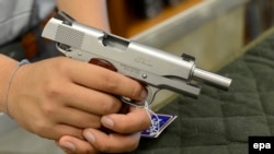 Pistol de vânzare la magazinul Chuck's Firearms din Atlanta, Georgia, Statele Unite, 27 iulie 2012.