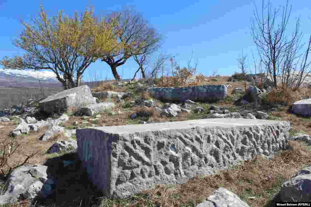 Reljefni ukras na jednom od stećaka na lokalitetu Humčica.