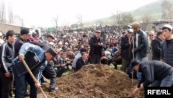 Иллюстрация сүрөт. Маркумду акыркы сапарга узаткандар. 