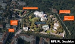 Denumiri de locuri din jurul ambasadei Rusiei la Praga. În partea de jos a imaginii, teritoriul ambasadei se întinde de-a lungul unei porțiuni de cale ferată care nu a primit încă un nume.