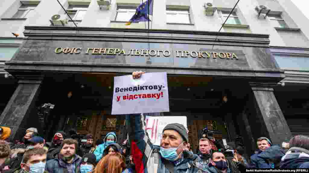 Біля Офісу генпрокуратури учасники акції скандували: &laquo;Свободу політв'язням!&raquo;, а також &laquo;Венедіктова &ndash; чума&raquo; і &laquo;Аваков &ndash; чорт&raquo;.&nbsp;Раніше генпрокурорка Ірина Венедіктова заперечувала наявність в Україні політично обумовлених кримінальних проваджень