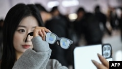 یک خانم درحال چک کردن عینک هوشمند