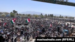 د اپرېل پر درېیمه د پښین جلسې ته ګڼ کسان ورغلي ول.