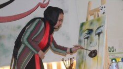 حفیظه محمدی در حال نقاشی کردن