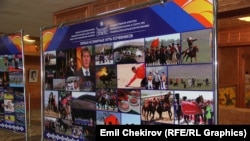 2014-жылы сентябрь айында Ысык-Көлдө өткөн биринчи Дүйнөлүк Көчмөндөр оюнун чагылдырган такта. Кожомкул атындагы спорт ордосу. Бишкек. 6-апрель, 2015-ж.