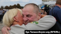 Едем Бекіров із кримською активісткою Оленою Антоновою в аеропорту «Бориспіль», 2019 рік