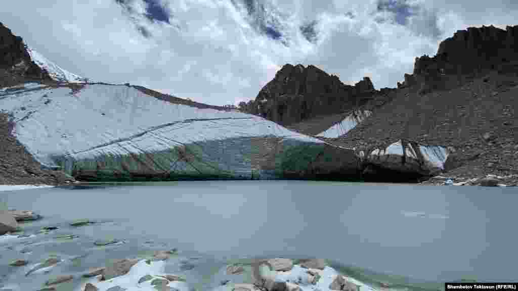 Ала-Арча капчыгайындагы эл арасында "Мугалим" деп аталган көл. Деңиз деңгээлинен 3600 метр бийиктикте жайгашкан. Алдыда, ажайып кооздуктагы көлгө бараткандагы жолду, жаратылышты сүрөт менен баяндап беребиз.&nbsp;