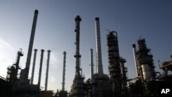 Часть нефтеперерабатывающего завода в Тегеране, архивное фото 