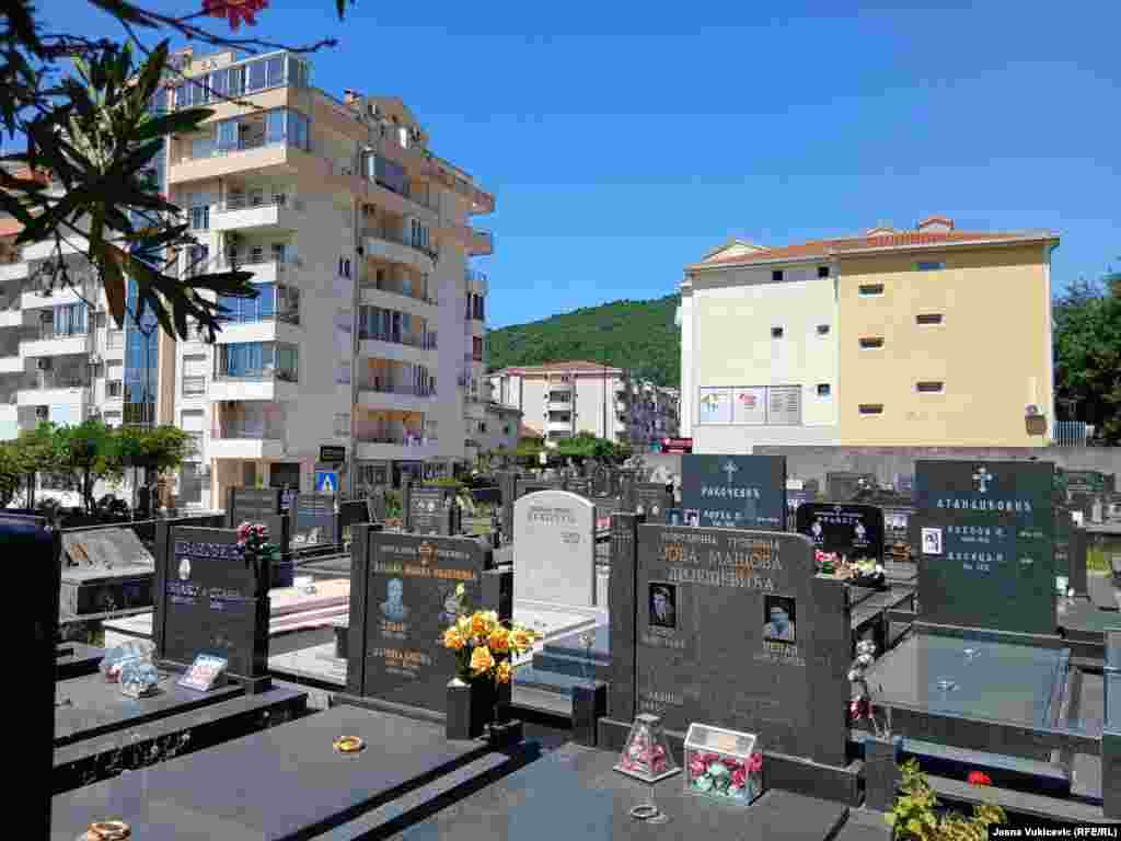Pretjerana urbanizacija ugrožava i mjesta za vječni počinak. Groblja u Budvi su tik uz stambene zgrade.