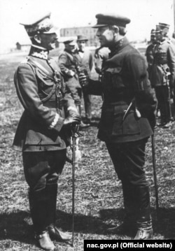 Головний отаман військ і флоту Армії УНР Симон Петлюра (праворуч) і командувач 2-ї польської армії, генерал Антоній Лістовський під час війни із більшовицькою Росією. Бердичів, 1920 рік