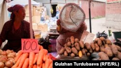 Продавцы на одном из рынков Бишкека. 2021 год. 