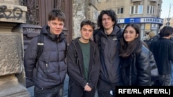 Filip (stânga) și colegii lui de la Matematică spun că nici în școală și nici în facultate nu au cursuri de combatere a dezinformării.