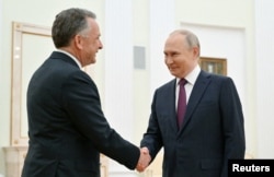 Президент Росії Володимир Путін (п) і спецпосланець президента США Стів Віткофф, Москва, Росія, 25 квітня 2025 року