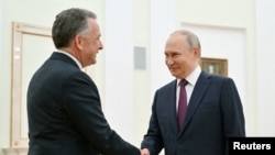 Steve Witkoff, emisarul special al lui Donald Trump, primit la Kremlin de Vladimir Putin pe 25 aprilie 2025