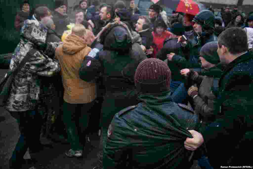 Адразу пасьля "вызваленьня" Сяргея Пальчэўскага, супрацоўнікі спэцназу паспрабавалі затрымаць актывіста і яго паплечнікаў. Неабыякавыя людзі заступіліся за абаранцаў, у выніку адбылася бойка.&nbsp;