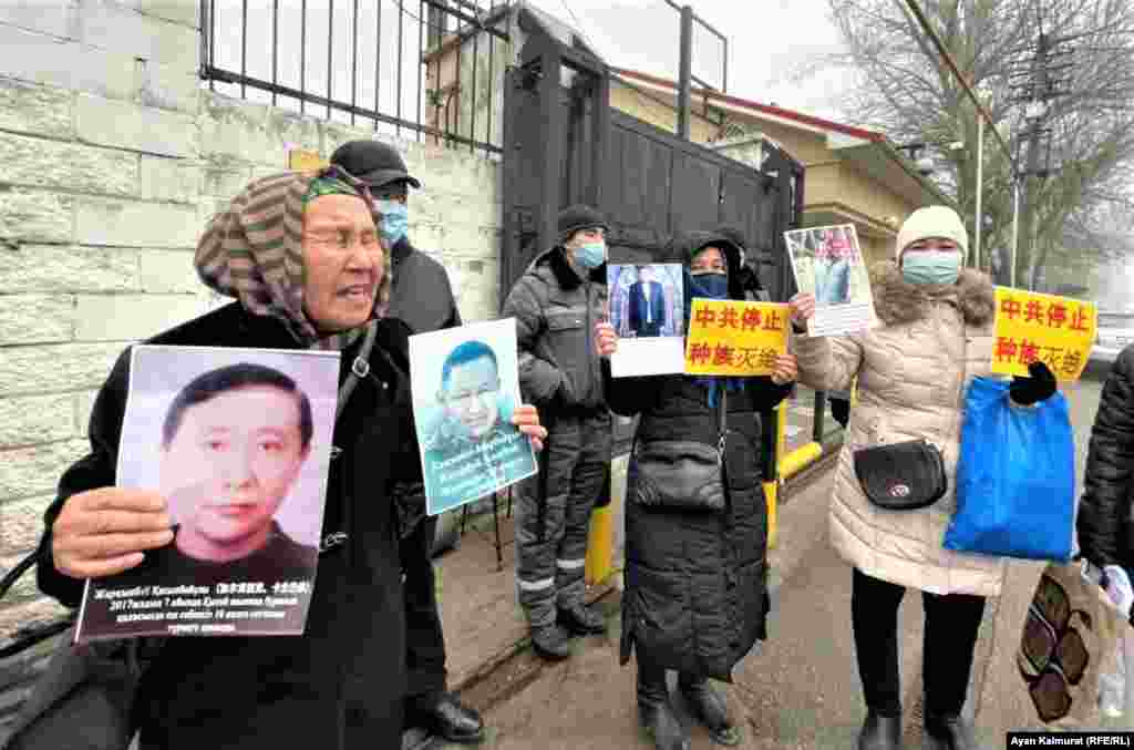 Халықаралық ұйымдар мен зерттеушілер Қытай Шыңжаңдағы мұсылмандарды күштеп лагерьге қамайды; мұсылмандарды жұмысқа жегеді; әйелдерді стерилизациялайды; лагерьдегі әйелдерді зорлайды; балаларды ата-анасынан айырады деп санайды. АҚШ мемлекеттік департаменті мен Канада парламенті Қытайдың Шыңжаңдағы әрекетін "геноцид" деп атаған.