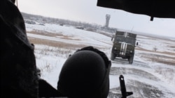 Дорога до «нового» терміналу Донецького аеропорту. Позаду ще «ціла» вежа. 30 грудня 2014 року