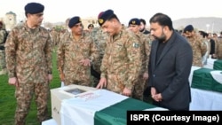 د ۲۰۲۴ کال په نومبر کې د پاکستاني پوځ مشر جنرال عاصم منير د وژل شويو پوځيانو تابوتونو ته ولاړ دی. 